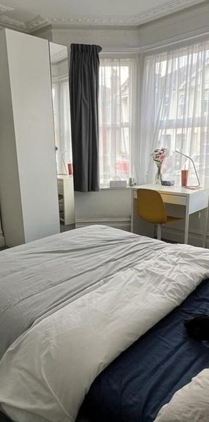 5 Bed Semi-Detached House, Woodcote Road, SO17 - Photo 1