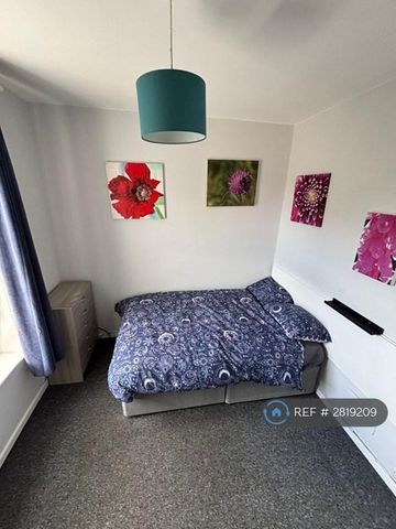 1 bedroom in a house share to rent - Photo 4