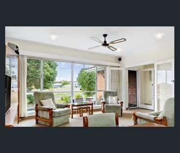 FAMILY FRIENDLY 3 BEDROOM HOUSE WITH BIG SHED. PETS NEGOTIABLE - Photo 1