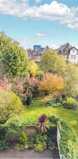 2 bedroom flat in Chiswick - Photo 1