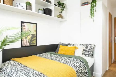 Large High Double En-Suite - Photo 5