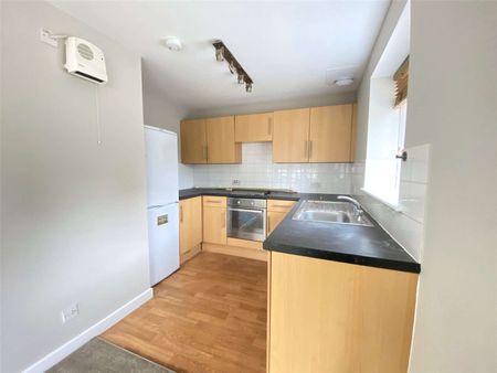 A contemporary apartment forming part of a modern development set in vibrant Crawley. - Photo 3