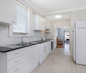 4 BEDROOM FAMILY HOME - Photo 3