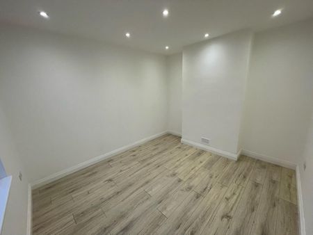 1 bedroom Flat To Let - Photo 2