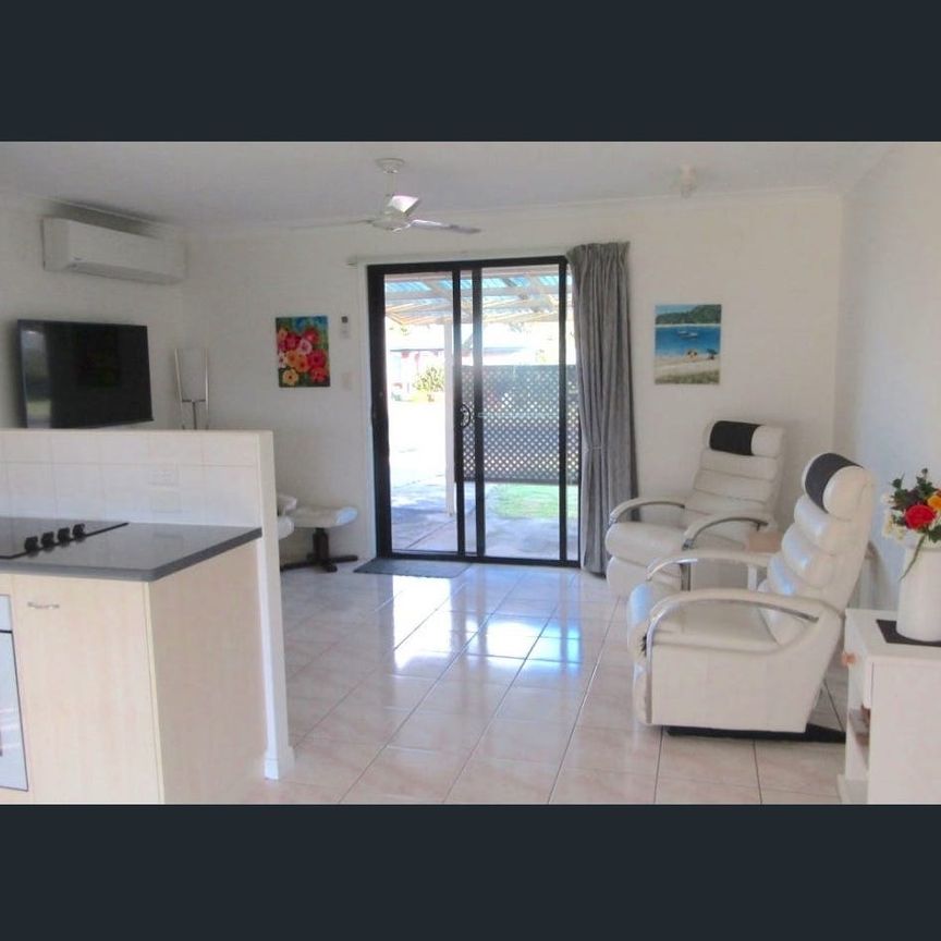 Immaculate 3 Bedroom Furnished Home - Photo 1