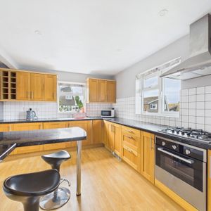 4 bed detached house to rent in Rook Road, Wooburn Green, High Wycombe, Buckinghamshire, HP10 0PY - Photo 2
