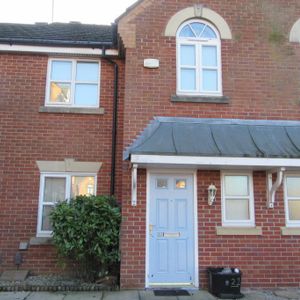 3 bedroom mews to rent - Photo 2