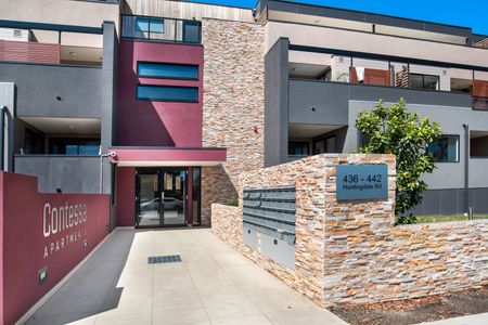 SPACIOUS TWO BEDROOM APARTMENT - freshly painted and new carpet in 1 bedroom - Photo 4