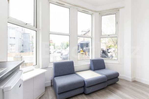 Inclusive of council tax, gas and water, this self contained studio benefits from a private kitchen and bathroom as well as direct access to the rear garden - Photo 1
