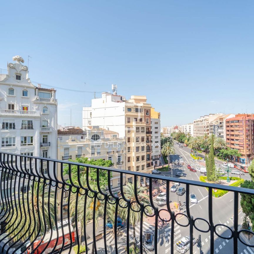 Excellent 5 Bedroom apartment for rent in Gran Vía, Valencia - Photo 1