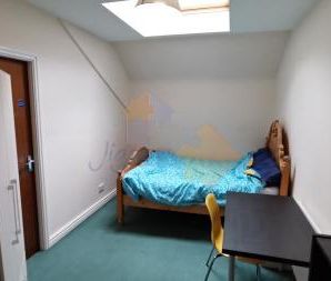 4 bedroom Semi-detached house To Let - Photo 3