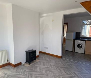 Partly Furnished 2 Bedroom Terrace - Photo 5