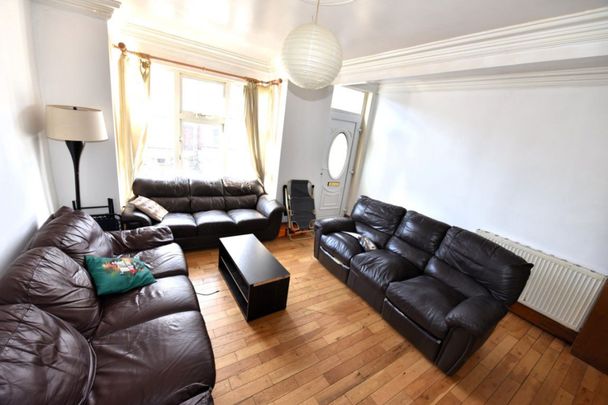 6 bedroom House in Manor Drive, Leeds - Photo 1