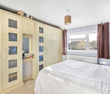 Ashleigh Avenue, Egham, Surrey, TW20 8LB - Photo 3