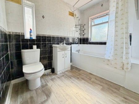 3 bedroom House To Rent Total Size: 1023 SQ FT - Photo 2