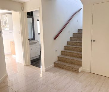 EXECUTIVE THREE BEDROOM TOWNHOUSE - Photo 3