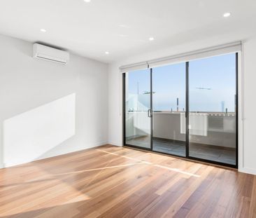 LUXURIOUS 2 BED 2 BATH APARTMENT WITH BALCONY AND PARKING! - Photo 1