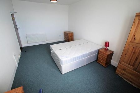 4 bedroom flat to rent - Photo 4
