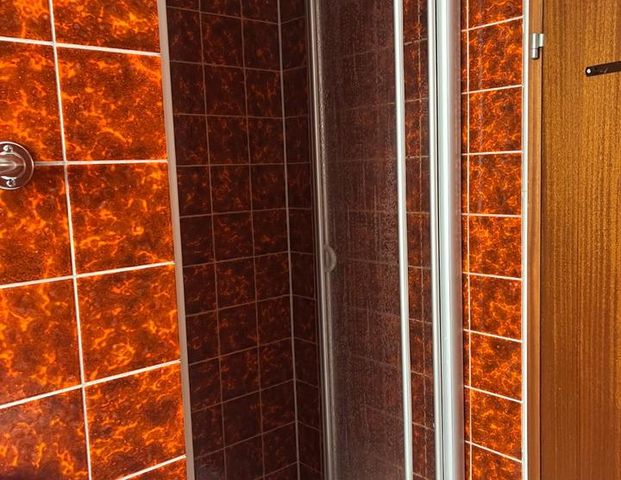 3,5-Zimmer-Hochparterre-Wohnung mit Balkon, EBK & TG-Stellplatz - Foto 1