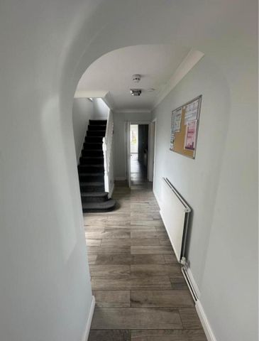 1 bedroom in a house share to rent - Photo 2