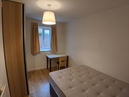 3 bedroom flat to rent - Photo 2