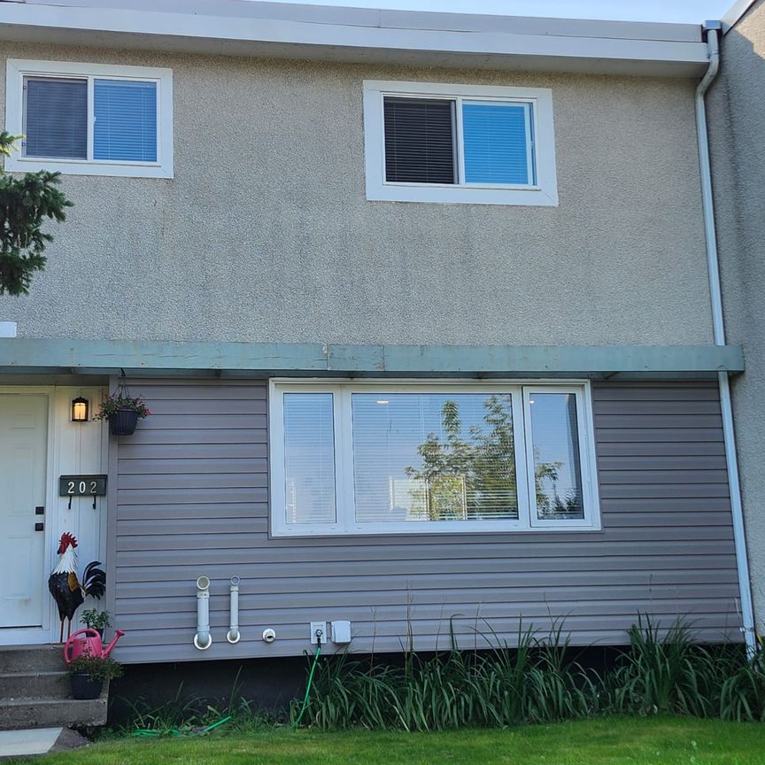 Stunning 4-Bed, 3 Bath Townhouse! - Photo 1