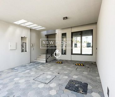 Vacant I 2Bed + Maids I Back to Back - Photo 1