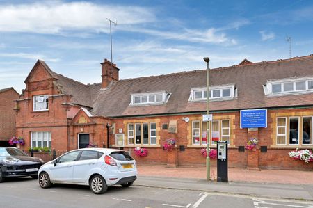 A unique and generously proportioned apartment, ideally located in Henley-on-Thames, with a spacious bonus room. - Photo 5