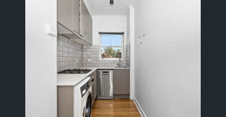 Beautifully Renovated Art Deco Apartment in Prime Location! - Photo 5