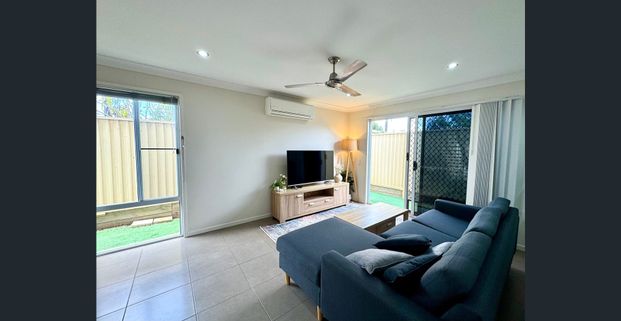 FULLY FURNISHED, HIGH END EXECUTIVE TOWNHOUSE - Photo 1