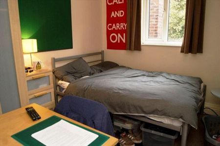 Newly refurbished 4 bedroom house located on a quiet road - Photo 4