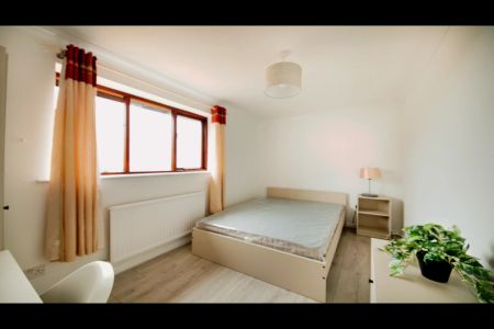 5 Bed, 1 Bath - Photo 2