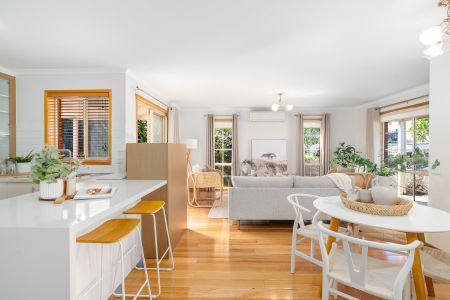 Tranquil Three Bedroom House with Double Garage - Photo 3