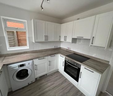 4 bedroom semi-detached house to rent - Photo 3