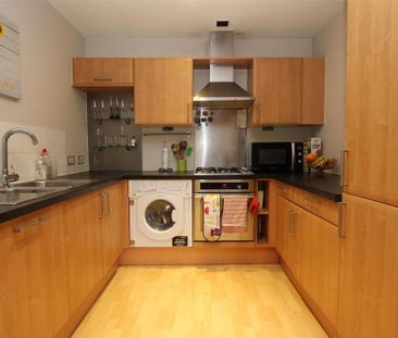 2 bedroom flat to rent - Photo 4