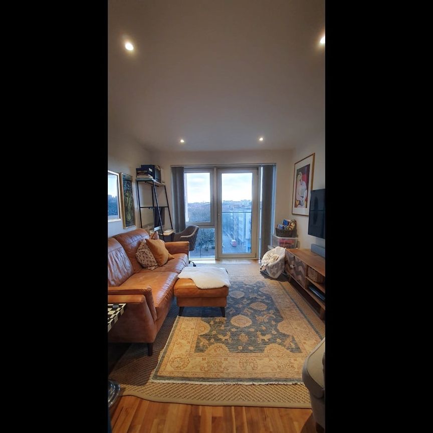 2 Bed Flat, Juniper Drive, SW18 - Photo 1