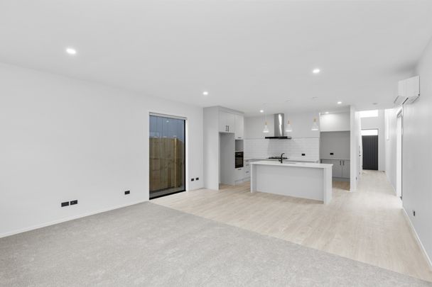 For rent is a luxurious, high-spec three-bedroom townhouse located in the heart of Peacockes, one of Hamilton's most rapidly developing and sought-after suburbs. - Photo 1