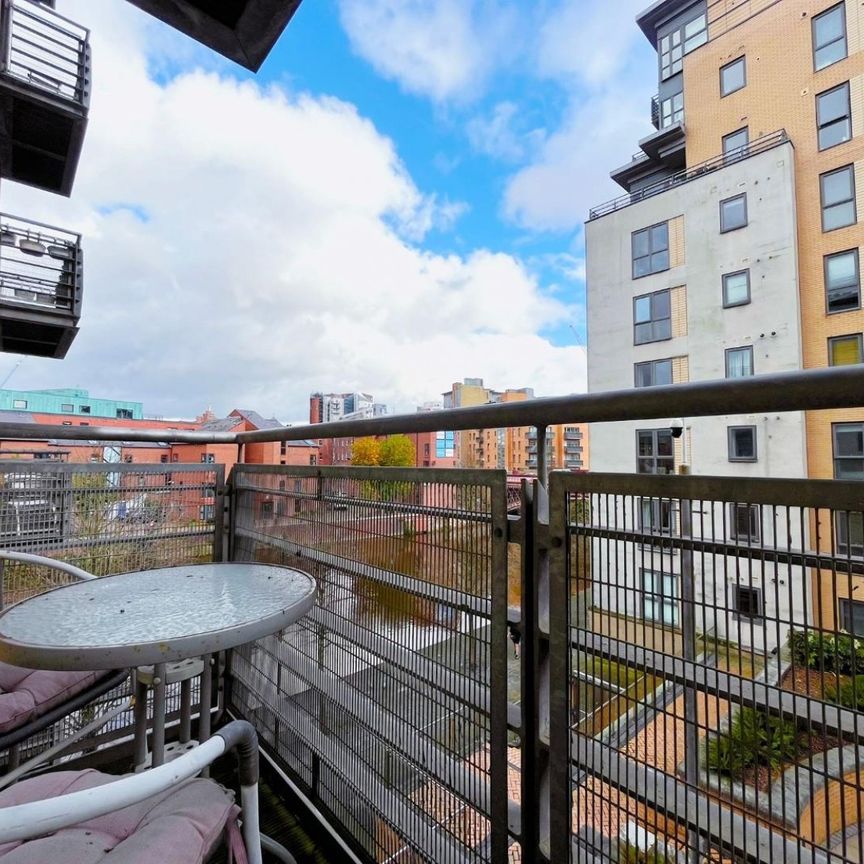 2 bedroom Flat To Let - Photo 1