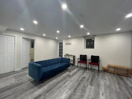 Detached Home For Lease | W9229201 - Photo 2