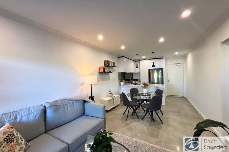 Stylish & Modern Apartment HOME OPEN WEDNESDAY 10 DECEMBER AT 10.30AM SHARP! - Photo 5