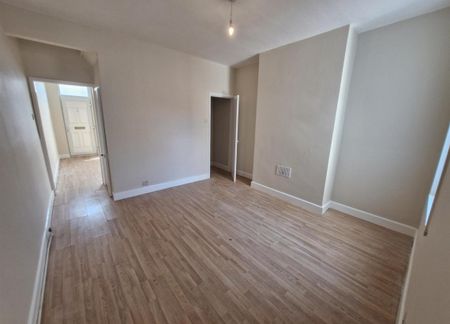 3 bedroom house - end terrace to rent - Photo 2