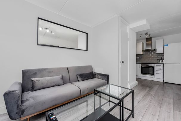 5 Bed Flat, Charlotte Despard Avenue, SW11 - Photo 1