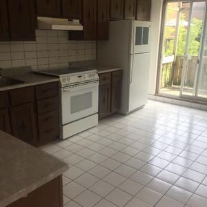 Beau, grand, 4-1/2 NDG H4A2Z1- Triplex – 3-eme etage. Cachet- Rue Marcil- Vendome metro- Proche MUHC - Photo 2