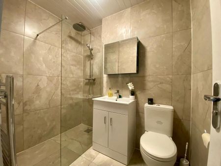 1 bedroom in a house share to rent - Photo 4