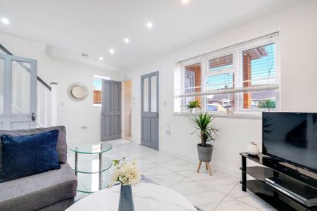 3 bedroom detached house to rent - Photo 4