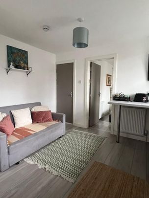 Studio Flat, Elmshaw Road, SW15 - Photo 1