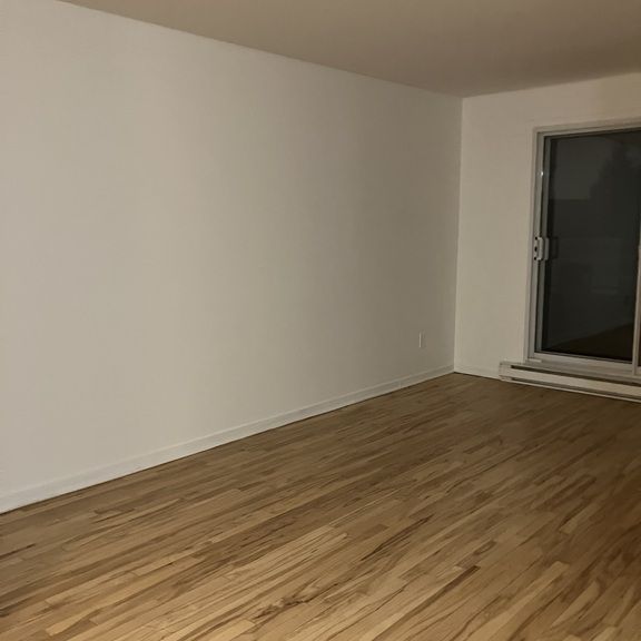 3-1/2 - One Bed Apt. - Metro Angrignon - Photo 1