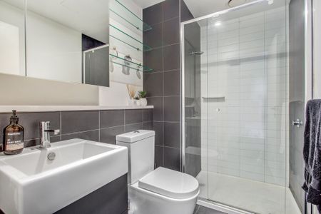 Stylish Two-Bedroom Apartment with Modern Amenities in a Prime Location - Photo 2