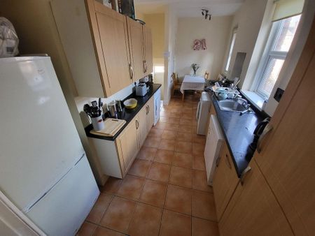 4 bedroom flat to rent - Photo 4