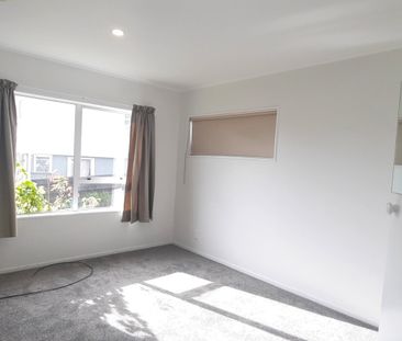 Convenient 2 bedroom home moments to Titirangi Golf Course. - Photo 5